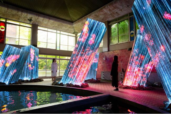 チームラボと殿堂入りサウナがコラボレーションした常設展「チームラボ 廃墟と遺跡：淋汗茶の湯」が、九州・御船山楽園で開催中。12月7日(日)まで、ランプの作品が秋の景色に。園内では紅葉まつりも開催