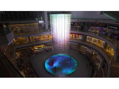 チームラボ、ザ・ショップス アット マリーナベイ・サンズにて、人々の存在をデジタルアートで拡張する、インタラクティブな光の巨大なインスタレーション空間を制作。12月22日公開