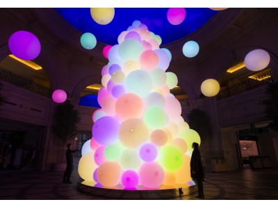 チームラボ、お台場ヴィーナスフォートにて光の球体が集まってできた、巨大でインタラクティブな光のツリー「チームラボ：呼応する生命の樹」を展示。2018年12月1日（土）～2月下旬まで。