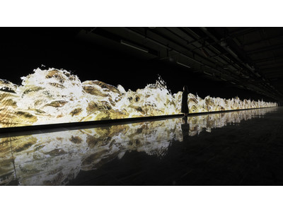 チームラボ、全長112メートルの巨大な作品《Gold Waves》を、上海の地下鉄駅で12月30日より公開開始