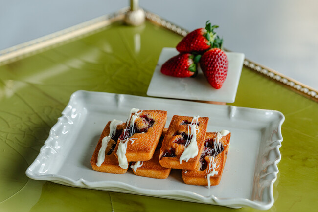 蔵前の焼きたてカヌレ専門店「KURAMAE CANNELE」と上野駅構内の「KURAMAE CANNELE エキュート上野店」にて、5月10日（日）までの限定。『苺とホワイトチョコのフィナンシェ』発売