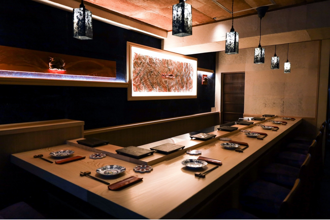 【鮨よしかわ 恵比寿、全席カウンターにリニューアル】光と影が織りなす新空間で、職人の手仕事を間近に体感。