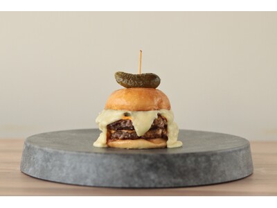 【淡路島】パン職人×自社牧場の牛でつくる“本気のご当地バーガー”「Burger & Cafe MAHOROBA」淡路和牛100％パティがSNSでも反響