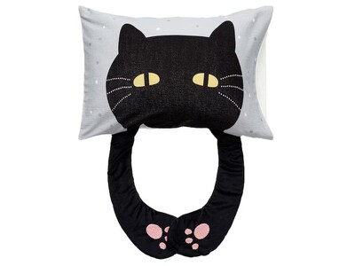 【ニトリ デコホーム】にゃんこの腕部分がアイマスクになる！デコネコに包まれる枕カバーがネット限定で新登場