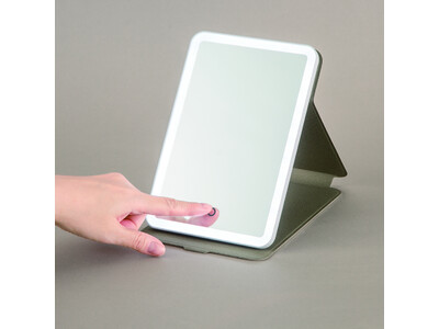 タブレットのように手軽に持ち運べる！ 外出先での使用もおすすめのLEDミラーを新発売