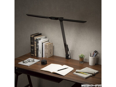 太陽光に近い自然な光を再現し、学習や読書時のお子さまの目への負担を抑える「目に優しいデスクライト」を発売