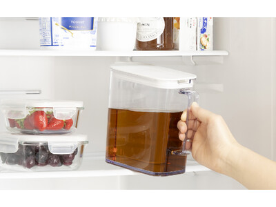 大人気の「棚置きできる冷水筒」に新サイズ登場！冷蔵庫の棚やドアポケットにスッキリ収まる