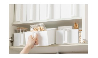 吊戸棚をすき間なく活用。シリーズ累計販売数150万個突破の「すき間なく並べる 吊戸棚ストッカー」 に新サイズ登場。