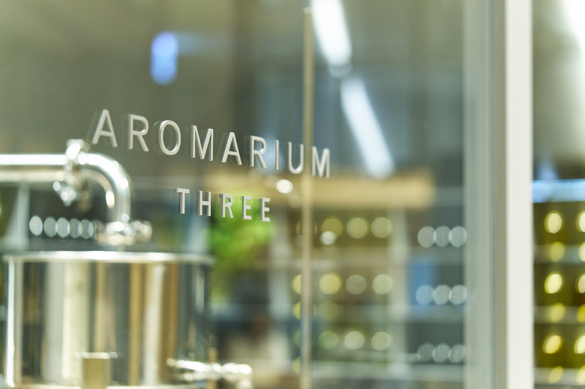 精油のオープンラボラトリー「AROMARIUM THREE」１周年記念、“香り”を五感で楽しむ期間限定イベントを開催