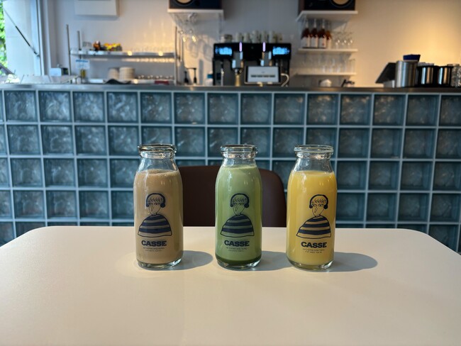カセットテープカフェ「CASSE」の世界観を、既製品の牛乳瓶に表現