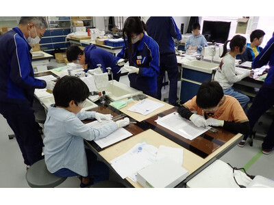 小中学生向けにガラスに親しむ講座を開催