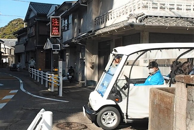 和歌山県太地町で自動運転車両と連動し歩行者等へ注意喚起を行う機器を設置した実証実験に参画しました