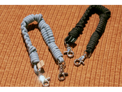 ガジェットアクセサリーブランドA SCENEからデニム素材を編み込んだパラコードストラップが登場。