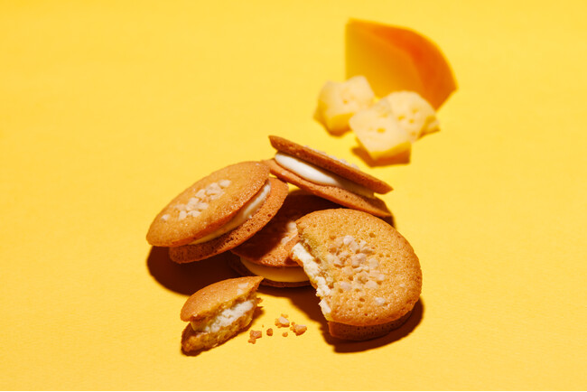 《関西限定》サク！ホロ！フワ！食感の【KARON(カロン)】より『チュイールサンド北海道チーズ』が2月20日（金）に新発売いたします。