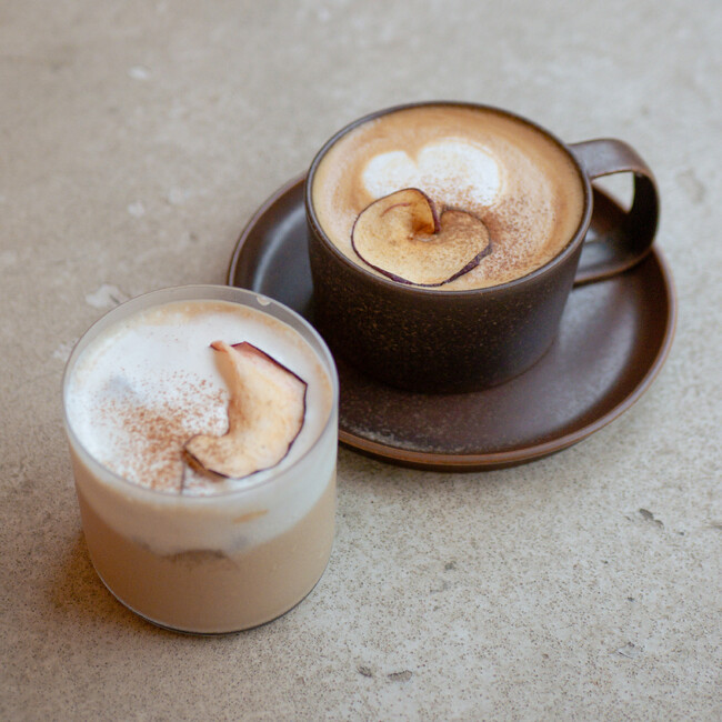 スペシャルティコーヒー専門店「ウッドベリーコーヒー」から、秋の味覚を楽しむシーズナルメニューが登場。季節限定ドリンクやコーヒー、フードを販売中