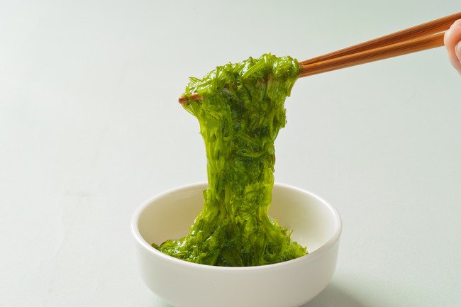 好評につき今年も登場！“旬のめかぶ”だからこその鮮やかな色味と豊かな海の風味を楽しめるトリトンフーヅの1年で今しか食べられない人気商品宮城県産鮮度抜群めかぶ（かつおタレ付）