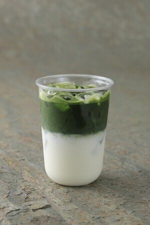 【ＭＯＳ】「アトレ亀戸店」限定！注文を受けてから目の前で抹茶を点ててご提供　「カフェ 山と海と太陽」から抹茶ドリンク新発売