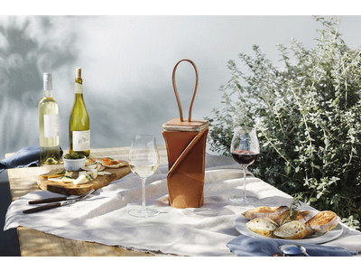 【土屋鞄×Sghr スガハラ】職人たちの技術が結集。ひねって収納するワイングラス専用鞄とオリジナルワイングラスを新発売