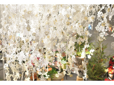 再エネ100％電力のサステナブルなクリスマスツリーも登場。日比谷花壇 日比谷公園本店で極上のバラとペーパーアートが織りなす「ローズ・ノエル」インスタレーションが12月1日から開催。