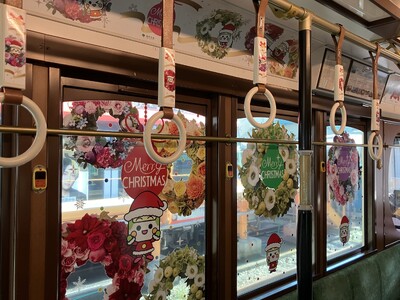 日比谷花壇が東京さくらトラム（都電荒川線）の「都電クリスマス号」を装飾。ホワイトクリスマスを想わせる、「とあらん」とクリスマスリースによる色彩豊かなフラワーグラフィックで華やかに彩ります！