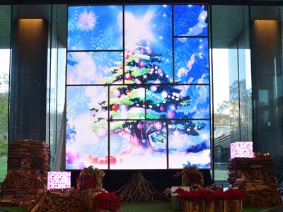 光りと映像が織りなす新感覚の輝き！高さ7mの「LEDパネルツリー」が「住友不動産東京三田ガーデンタワー」に登場！住友不動産と日比谷花壇が、園児300名を招いたクリスマスイベントを共同開催しました。