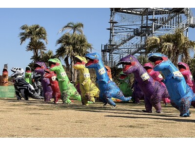 【横須賀・ソレイユの丘】300体の恐竜が原っぱを激走＆踊り狂う！ 『第4回ティラノサウルスレース』3月7...