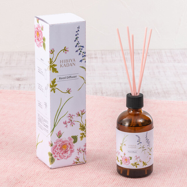 日比谷花壇と生活の木がコラボレーションし、ダマスクローズやゼラニウムをブレンドした癒しのディフューザーを共同開発。全国の日比谷花壇店頭で4月5日（土）から販売開始。