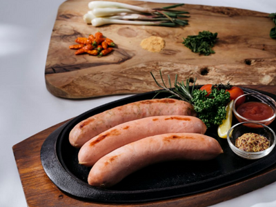 創業60年超の沖縄の食品販売会社イバノとのコラボ商品「うま藻入り島豚ソーセージ」など計6品が2026年4月より販売開始