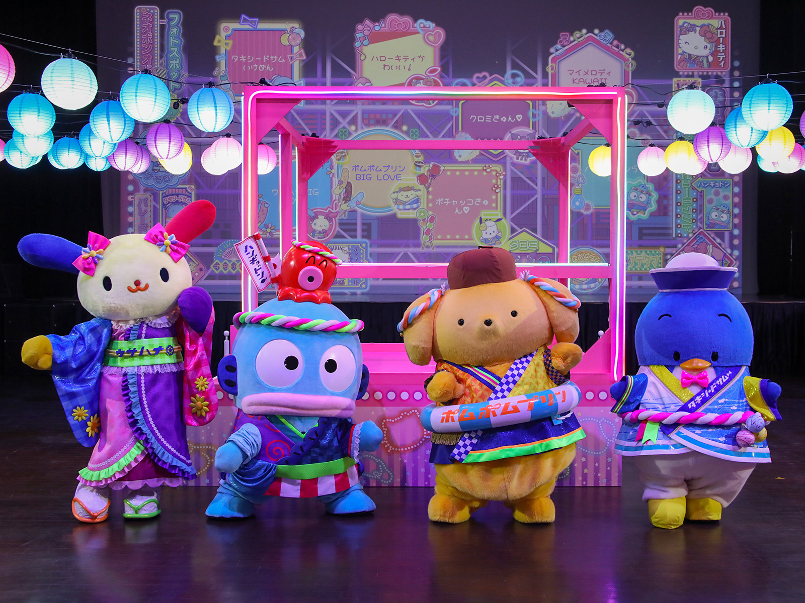 ポムポムプリンたちが、浮き輪やヨーヨーなど夏らしさがちりばめられた新コスチュームで登場！7月11日（金）開始！レトロ×ネオンなピューロランドの夏「ピューロランドネオナツマツリII」速報レポート