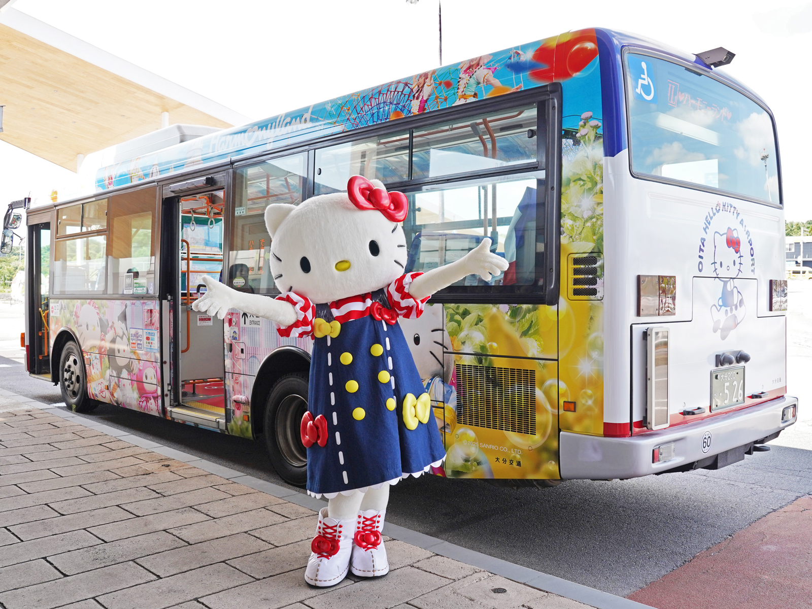 初日の出発式では、ハローキティがサプライズ登場 大分ハローキティ空港 から ハーモニーランドまで約35分 “ハーモニーライナー”本日より運行開始