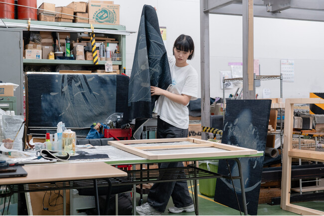 LVMH メティエ ダール 第9回「アーティスト・イン・レジデンス」アーティスト／アニメーター 米澤柊氏による新作群『光の傷』を発表