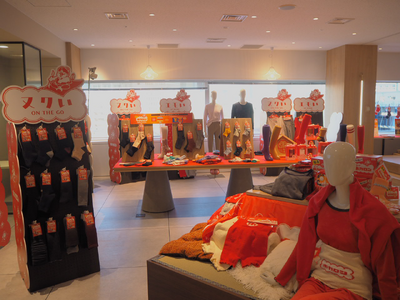 冬の定番“履くホカロン”を展開するレンフロ・ジャパンが26秋冬新作展示会を開催