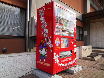 みちのくコカ・コーラボトリング、「花巻市女子野球タウンラッピング自動販売機」の第一号機を設置