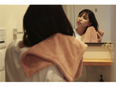 【新商品】髪をこすらない、美髪タオル習慣。「カラリヘアー」で、夜のヘアドライを贅沢な“ご褒美ケア”に