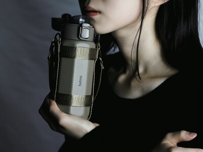 【新商品】どこでも持ち運んで使いやすい。大人テイストのホルダー付きワンタッチボトル登場。