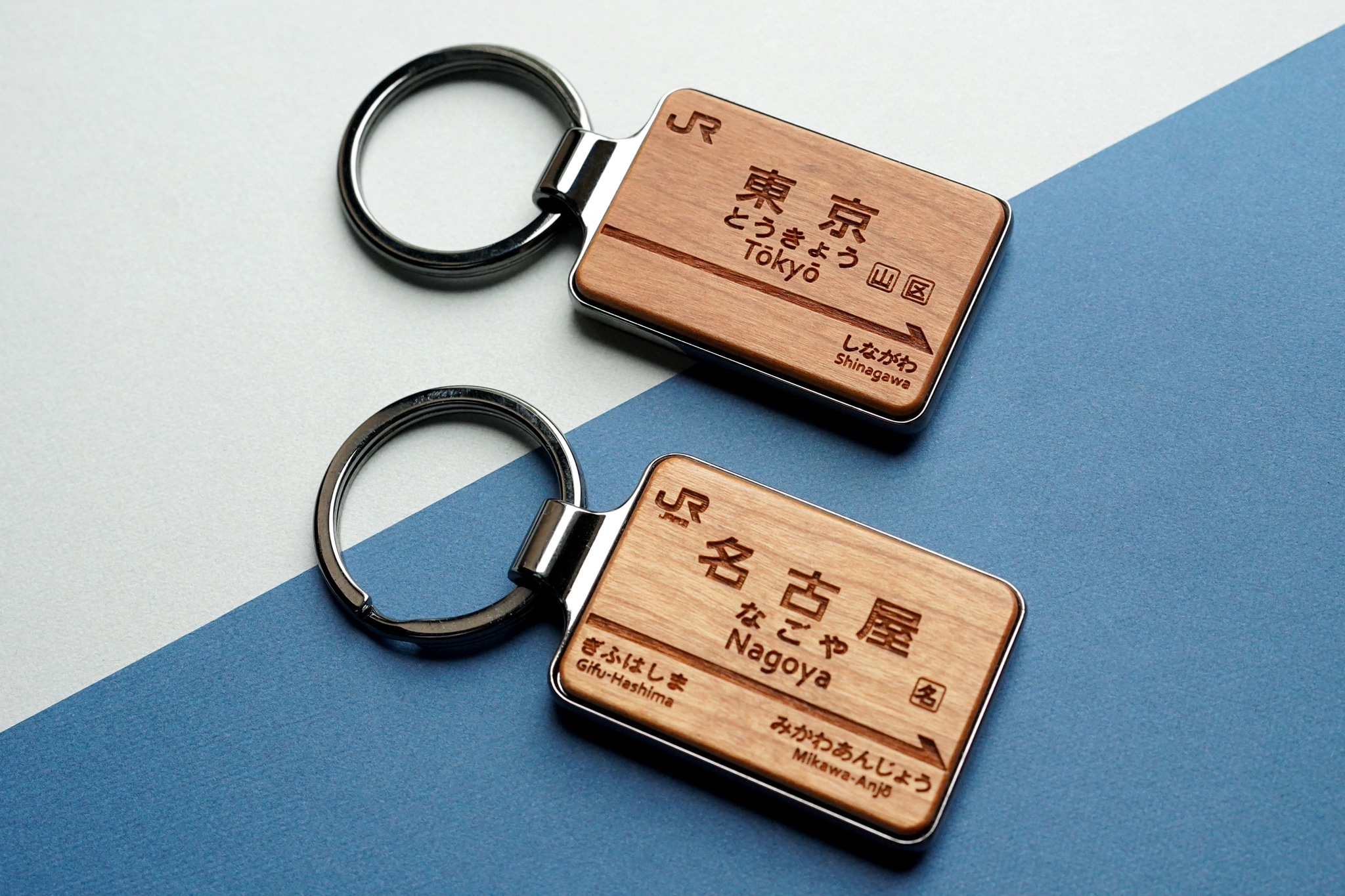 【Hacoa】JR東海承認済『木製駅名標キーリング』を一部店舗限定で販売中！店舗ごとに異なる駅名を展開する「大人のためのプレミアム鉄道グッズ」鉄道ファン必見！