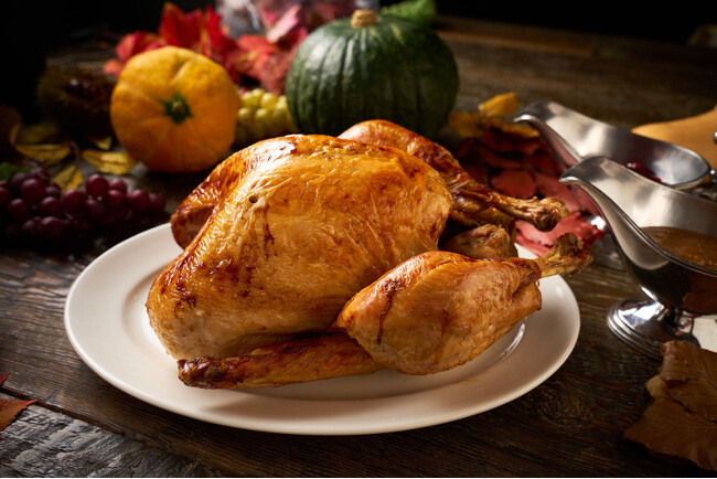 【ロウリーズ・ザ・プライムリブ】黄金色に輝くホールターキーで祝うサンクスギビング2025