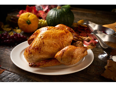 【ロウリーズ・ザ・プライムリブ】黄金色に輝くホールターキーで祝うサンクスギビング2025