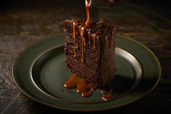【ロウリーズ・ザ・プライムリブ】バレンタインに悪魔的な濃厚さを味わう「デビルズチョコレートケーキ」登場