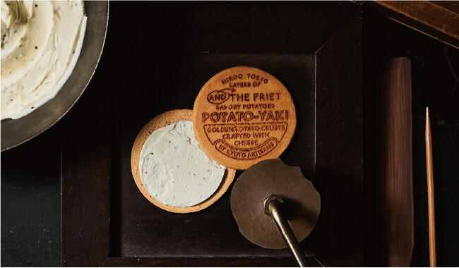 数十箱で、売り切れ御免！ポテト生地を京都の老舗職人が一枚一枚丹精込めて焼き上げた“和”のトリュフチーズサンド、数量限定で新登場。