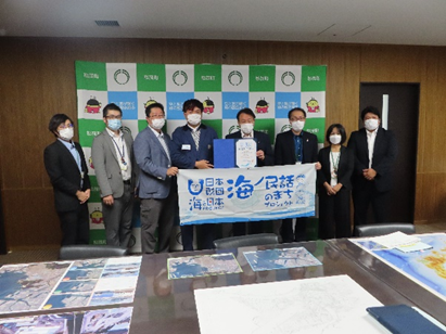 徳島県松茂町が「海ノ民話のまち」として認定！認定委員長が吉田直人町長  を表敬訪問し、認定証贈呈式を実施しました。