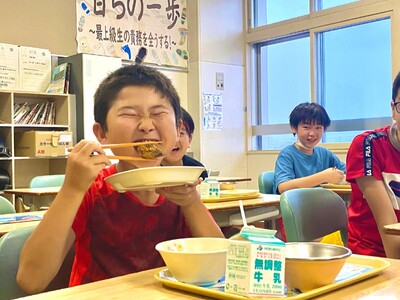 地域の子供たちに地場産のブリを！南北海道の小・中学校38校7,255名の給食に北海道ブリたれカツを無償提供しました！