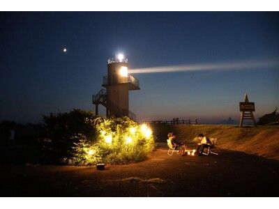 夕暮れから星空へ、灯台の光が彩る海と空のオープンカフェ 生月島北端の大バエ鼻灯台にて、「灯台ナイトカフェ...