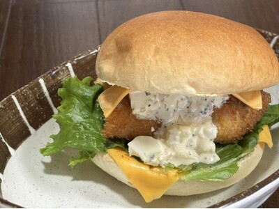 未利用魚をなくしたい！子どもたちが想いを込めた新メニュー「海を休ませる ダブルチーヌバーガー」が完成