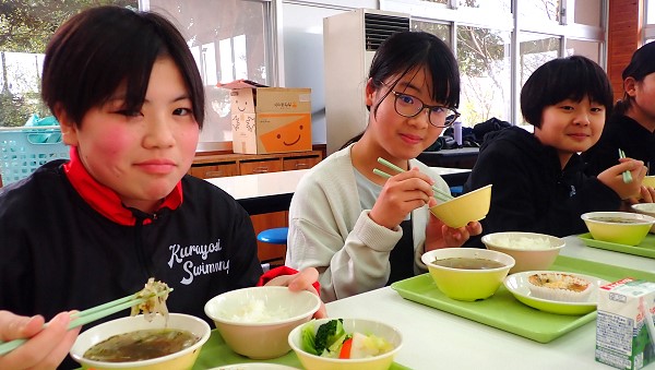 鳥取の海を食べて学ぶ！湯梨浜町立泊小学校で漁業者が県内野菜等で蓄養したウニを使った給食を提供！