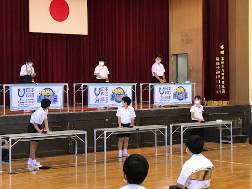 小学生が 海の難問クイズ にチャレンジ テレビ等で活躍中のクイズ王 古川洋平さんが岩手県の小学校に来訪しクイズ で楽しみながら海の問題を子ども達が学べる 海のライブ クイズイベント を開催します Pr Times Web東奥