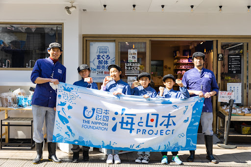 4名の小学生が魚屋さんでアジをさばき、お仕事体験！【日本さばける塾＠魚屋さん】を開催
