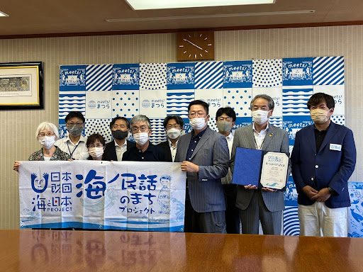 長崎県松浦市が「海ノ民話のまち」として認定！認定委員長が友田吉泰市長を表敬訪問し、認定証贈呈式を実施しました。