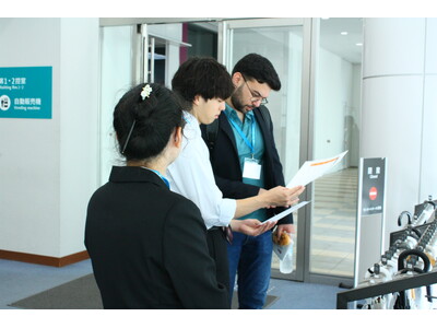 国際舞台で活躍!京都外国語大学の学生通訳ボランティアがISO国際会議をサポート