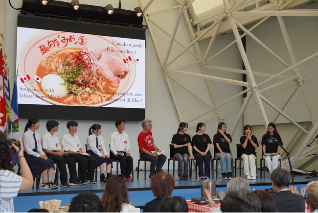京都外国語大学と和歌山県美浜町三尾が共同開発した「みおラーメン」が大阪・関西万博のカナダパビリオンで試食会を開催